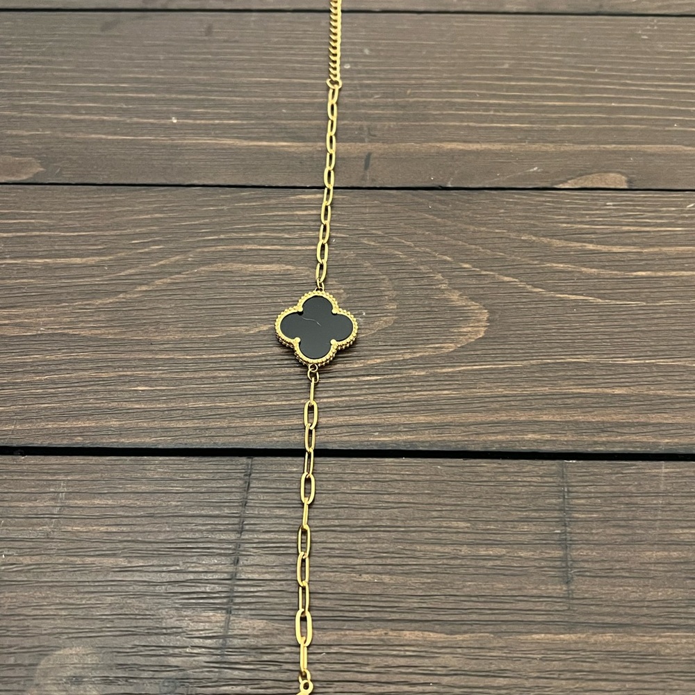 GOLD STAINLESS STEEL BRACELET WITH BLACK FOUR LEAF CLOVER - Picture 4 of 6